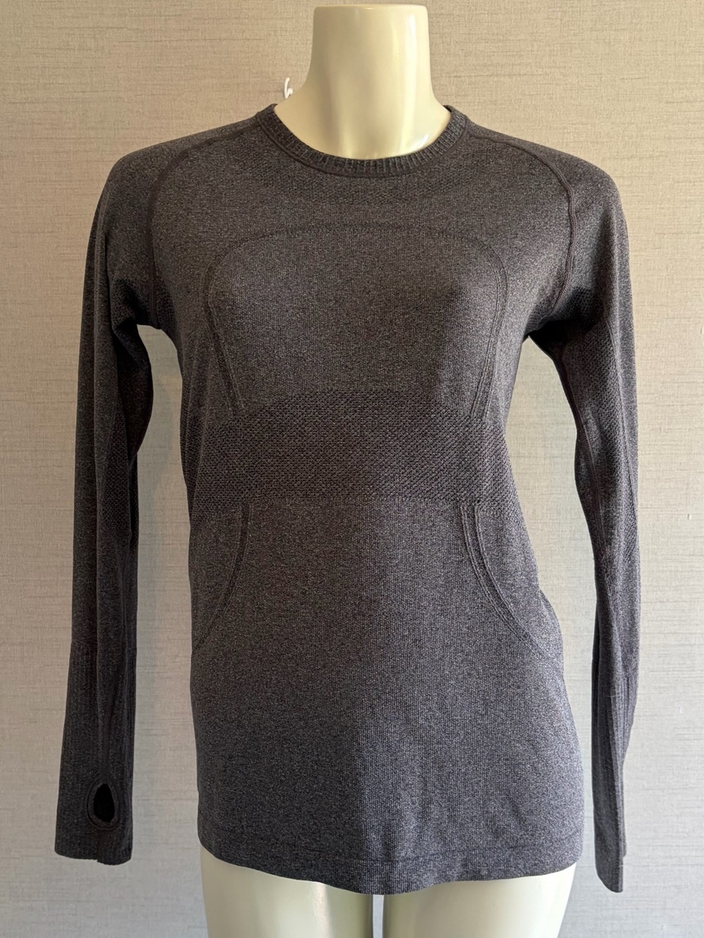 Women’s Size 8 Heathered Dark Gray Long Sleeve Lululemon Top (Damaged)